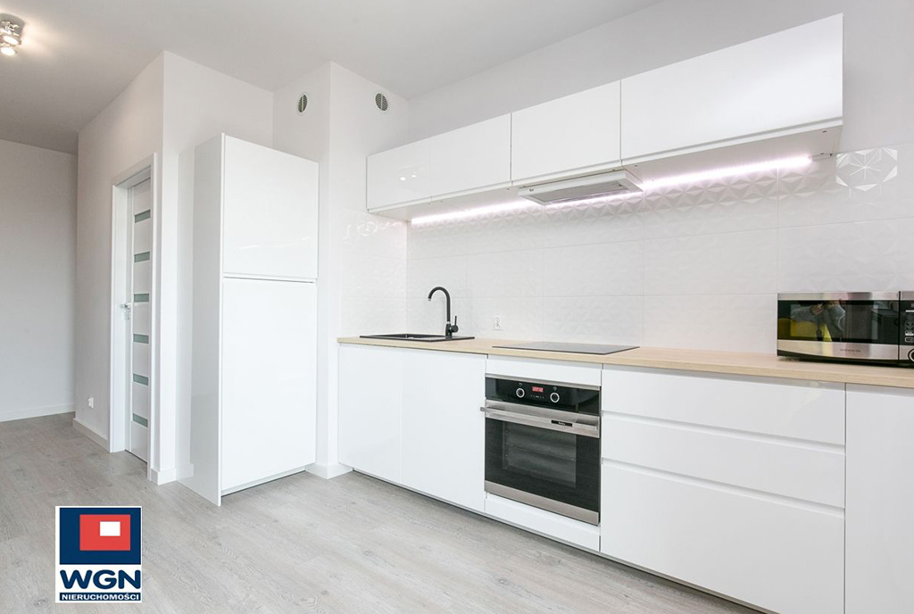 kuchnia w praktycznej zabudowie w ekskluzywnym apartamencie na sprzedaż Gdańsk