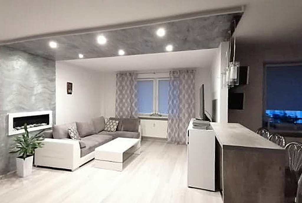 efektownie oświetlony salon w ekskluzywnym apartamencie do sprzedaży Kalisz