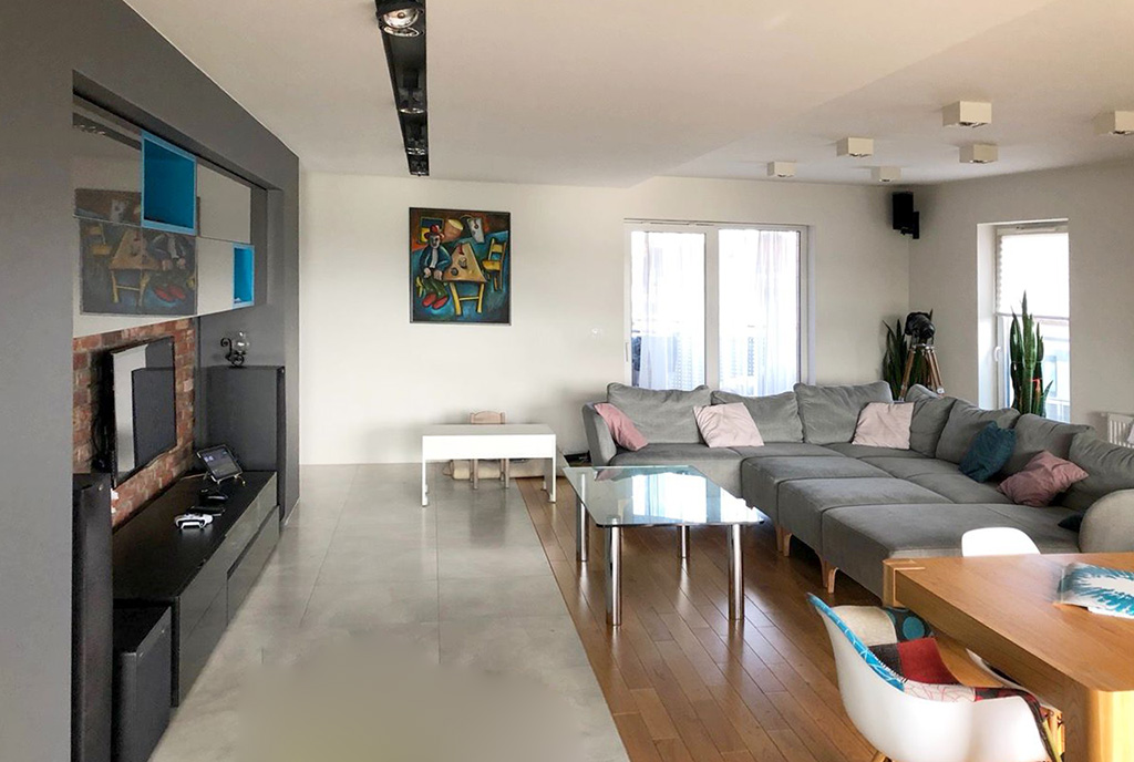 widok z innej perspektywy na komfortowy salon w luksusowym apartamencie na sprzedaż Katowice