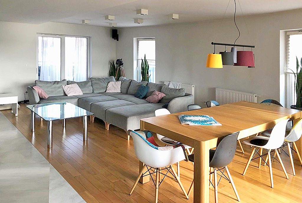 na pierwszym planie jadalnia, w oddali wnętrze ekskluzywnego apartamentu do sprzedaży Katowice