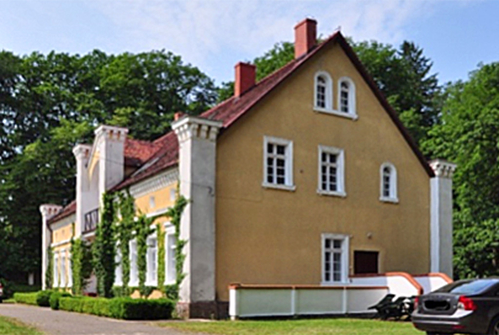 widok z boku na ekskluzywny dwór do sprzedaży Koszalin