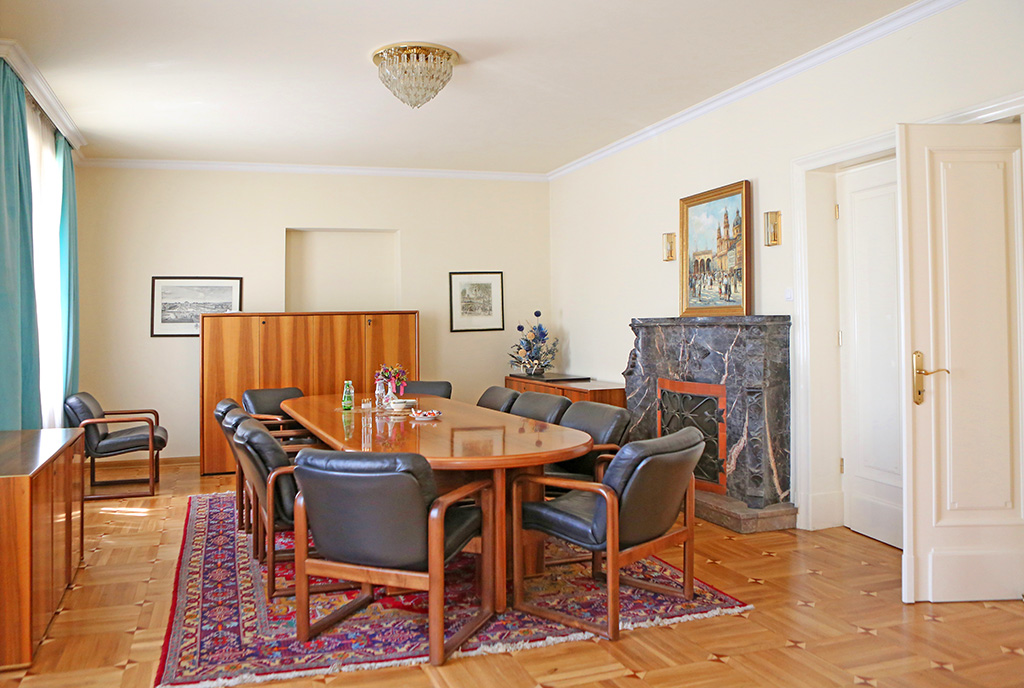 zaprojektowany w klasycznym stylu salon w ekskluzywnej rezydencji do sprzedaży Warszawa