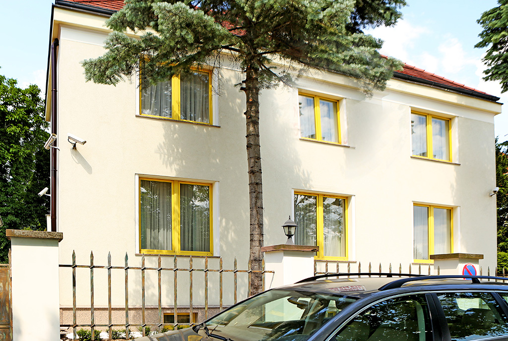 widok od strony ulicy na ekskluzywną rezydencję do sprzedaży Warszawa
