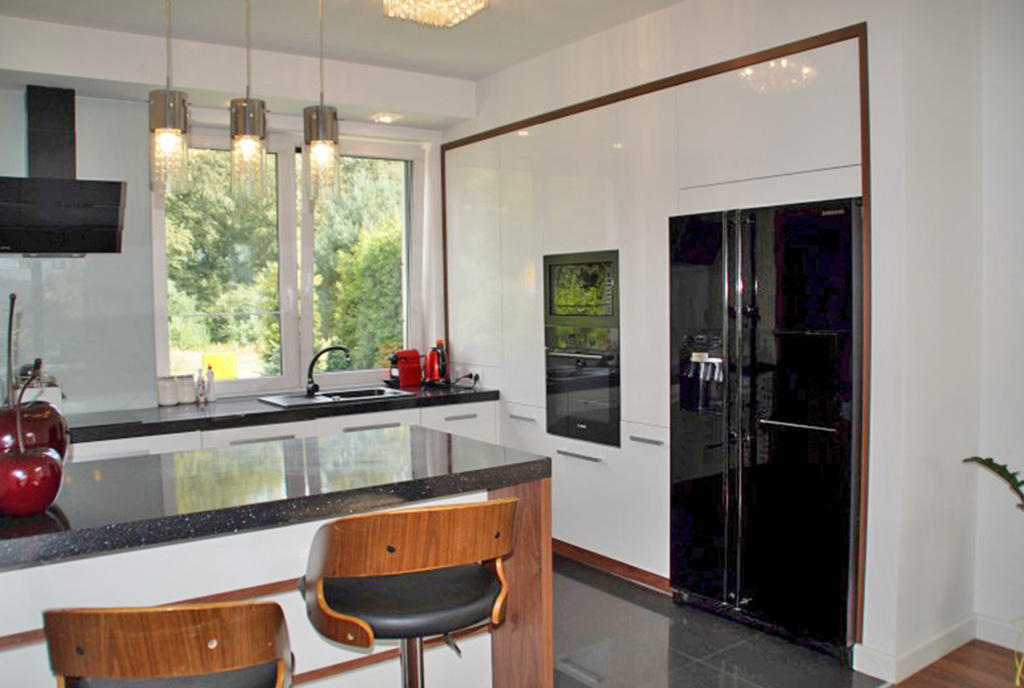 zaprojektowana w nowoczesnym stylu kuchnia w luksusowej rezydencji do wynajmu Słupsk