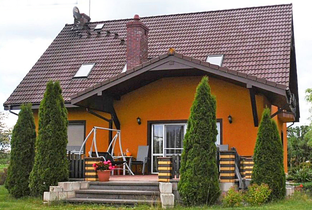na pierwszym planie taras za ekskluzywną willą na sprzedaż Mazury