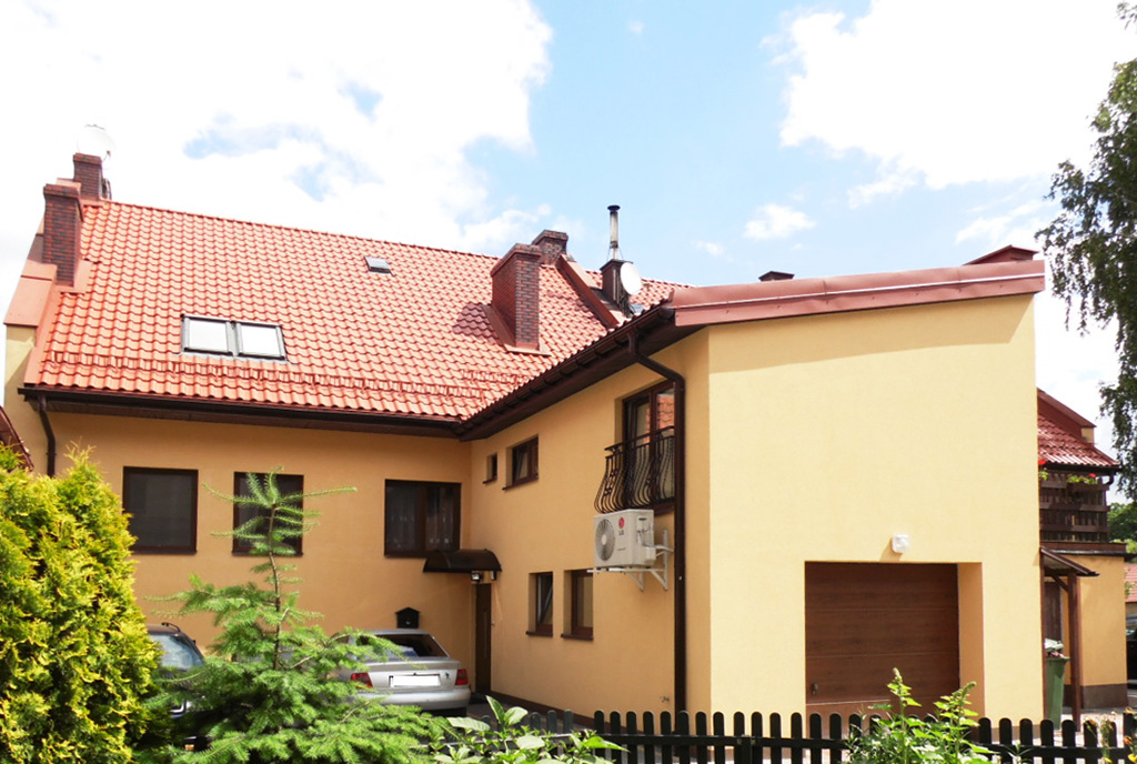 na pierwszym planie ogród za ekskluzywną willą na sprzedaż Mazury