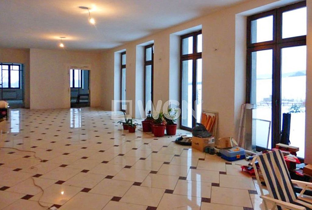 widok na słoneczne, przestronne wnętrze luksusowej willi do sprzedaży Kielce (okolice)