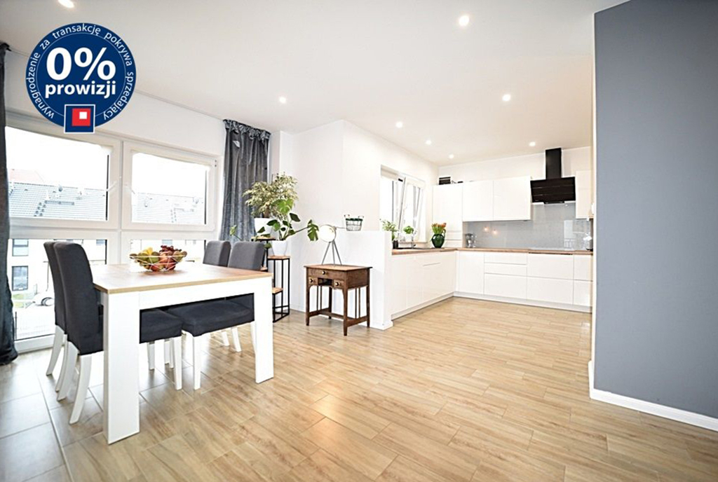 na pierwszym planie jadalnia oraz kuchnia w ekskluzywnym apartamencie do sprzedaży Bolesławiec