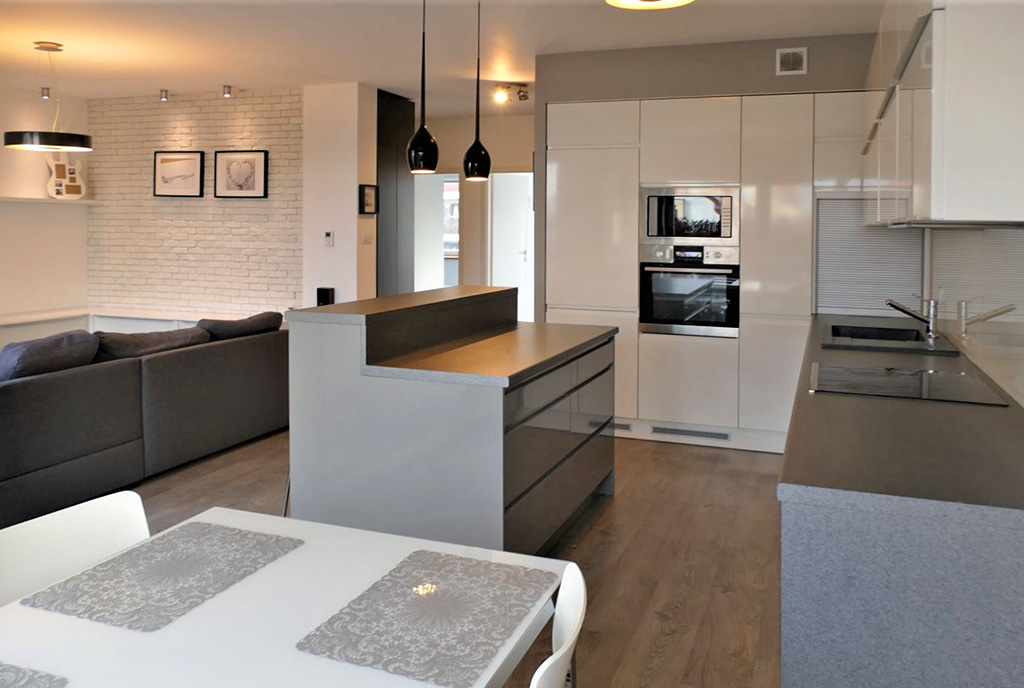 widok od strony jadalni na aneks kuchenny w ekskluzywnym apartamencie do sprzedaży Szczecin (okolice)
