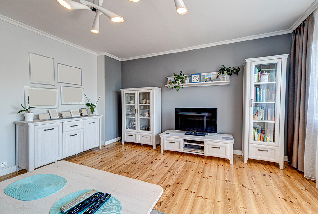 widok z innej perspektywy na pokój dzienny w ekskluzywnym apartamencie do sprzedaży Szczecin