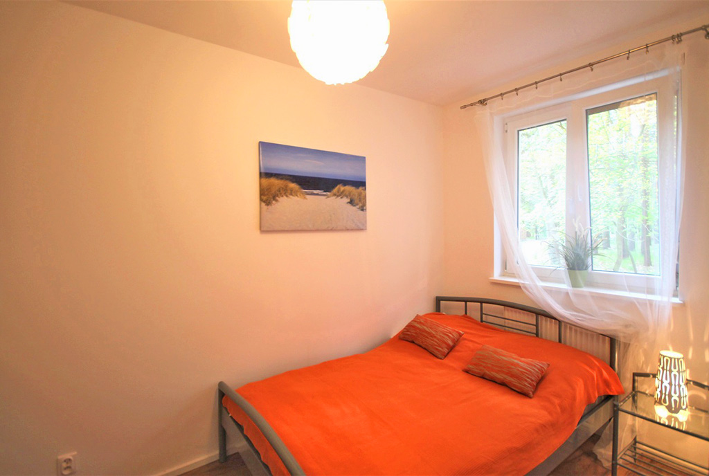 na zdjęciu druga z sypialni w luksusowym apartamencie do sprzedaży Zielona Góra (okolice)