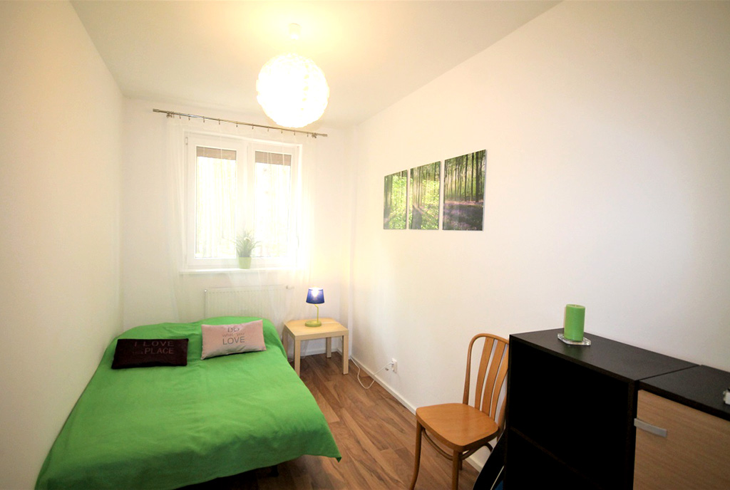 widok na pierwszą sypialnię w luksusowym apartamencie na sprzedaż Zielona Góra (okolice)