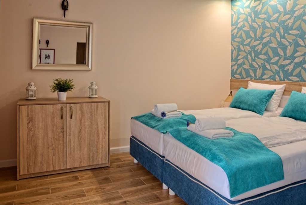 zaciszna, prywatna sypialnia w luksusowym apartamencie na sprzedaż nad morzem