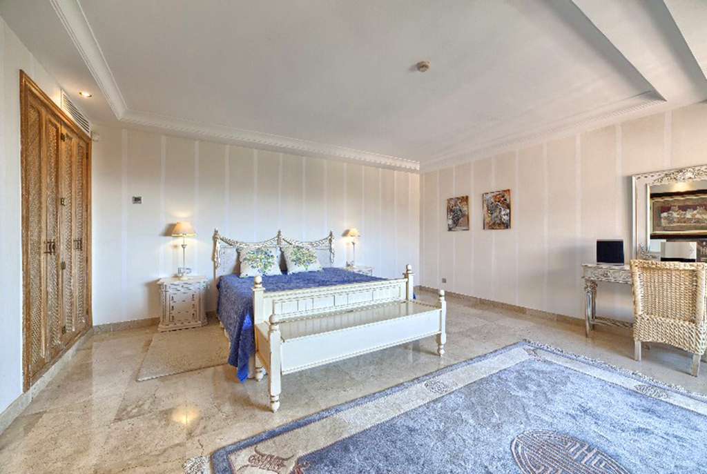 elegancka sypialnia w luksusowym apartamencie na sprzedaż Hiszpania