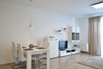 na pierwszym planie jadalnia, w oddali salon w ekskluzywnym apartamencie na wynajem Bolesławiec