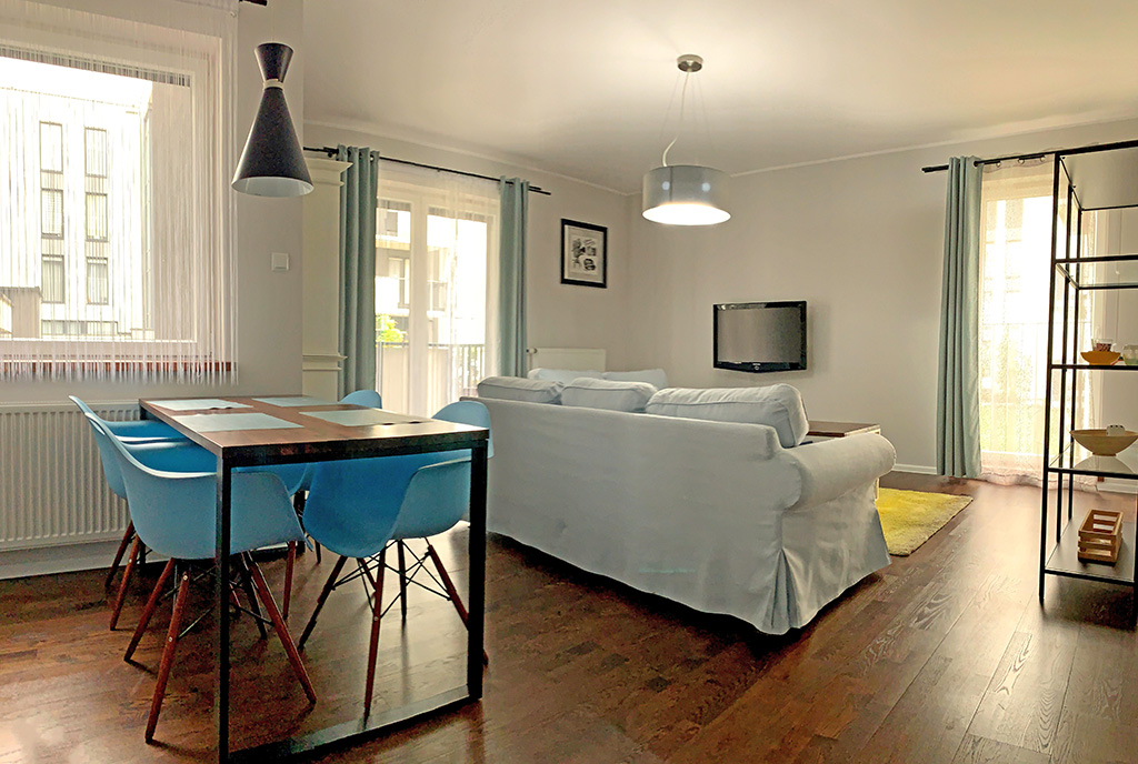 na pierwszym planie jadalnia w ekskluzywnym apartamencie na wynajem Konin