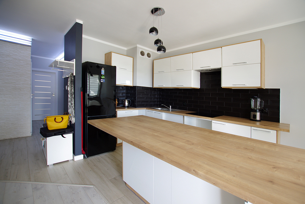 zabudowana kuchnia w luksusowym apartamencie do wynajmu Legnica (okolice)