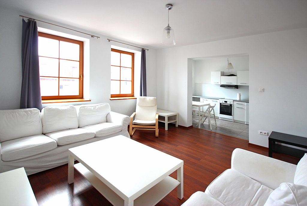 zaaranżowany w bieli salon ekskluzywnego apartamentu do wynajęcia Szczecin