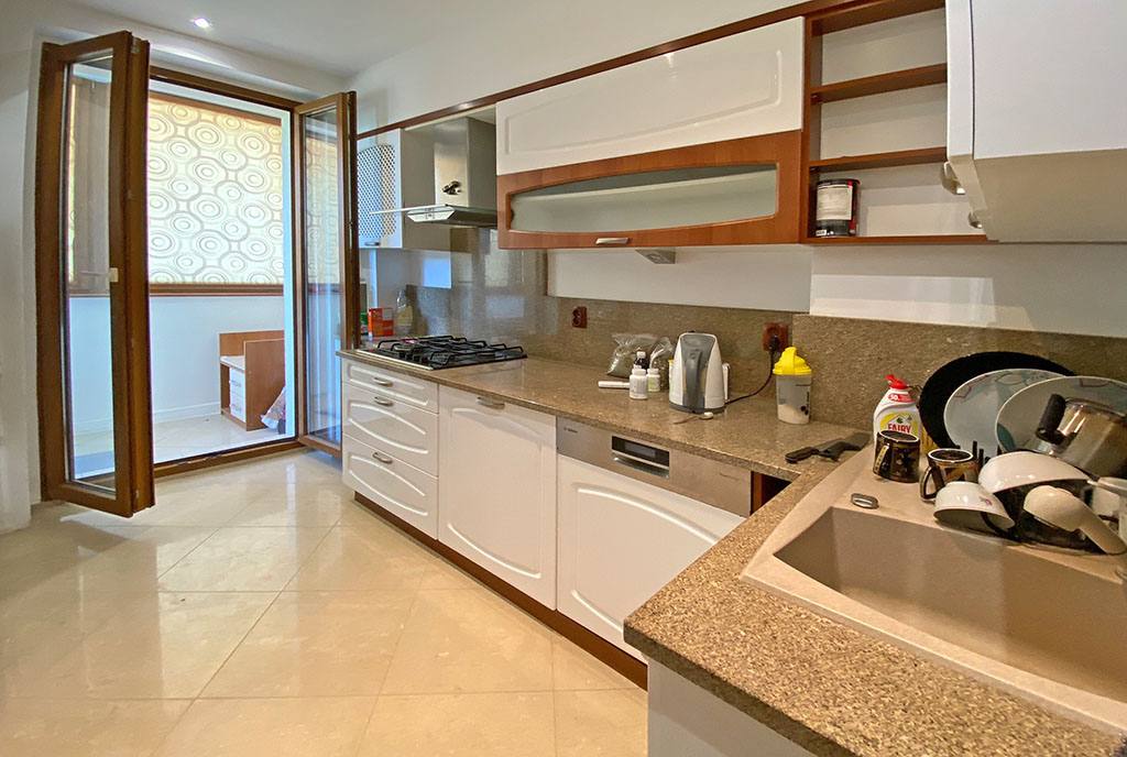 kuchnia w zabudowie w luksusowym apartamencie do wynajmu Szczecin