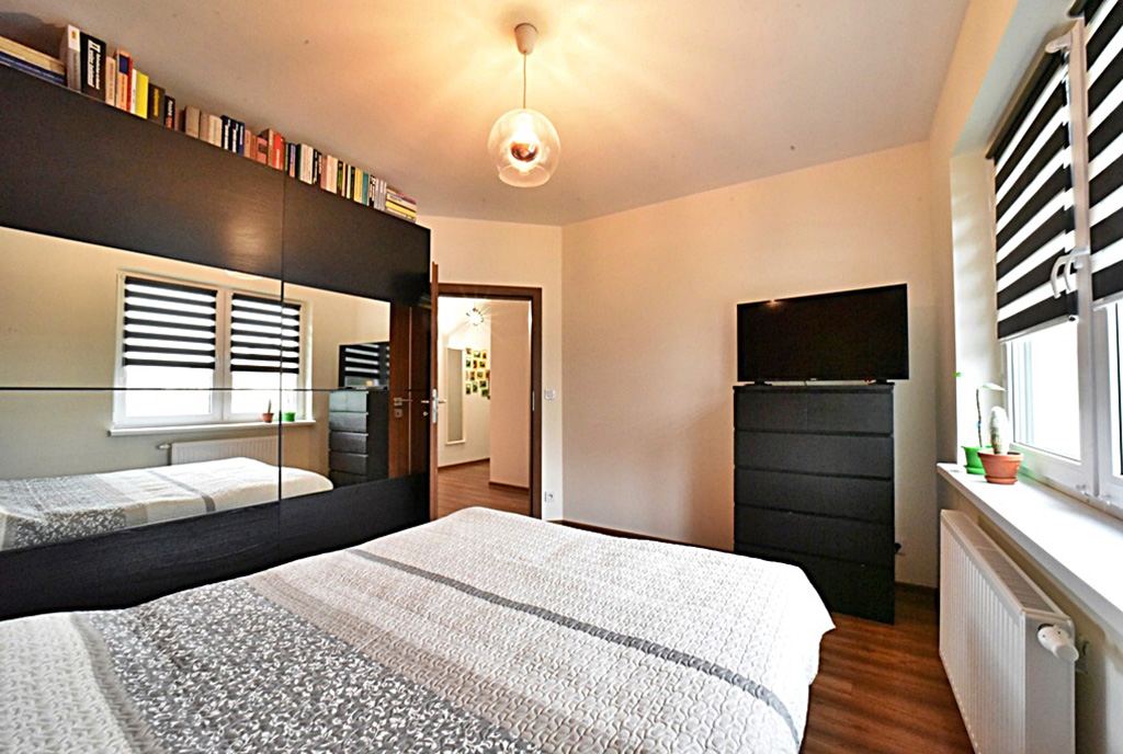 zaciszna sypialnia w ekskluzywnym apartamencie do sprzedaży Bolesławiec