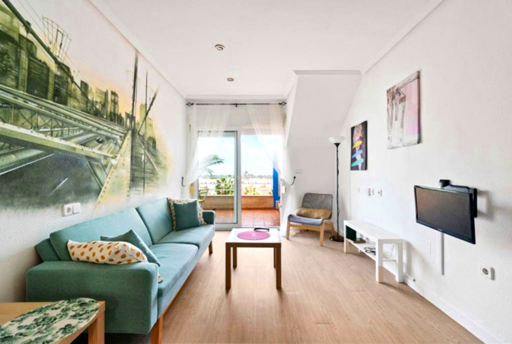 słoneczny pokój dzienny w luksusowym apartamencie do sprzedaży Hiszpania (Costa Blanca, Cabo Roig)