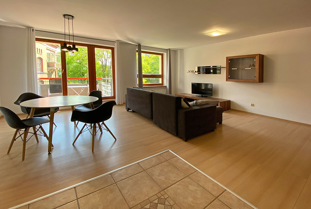 widok z innej perspektywy na salon w luksusowym apartamencie do wynajmu Szczecin