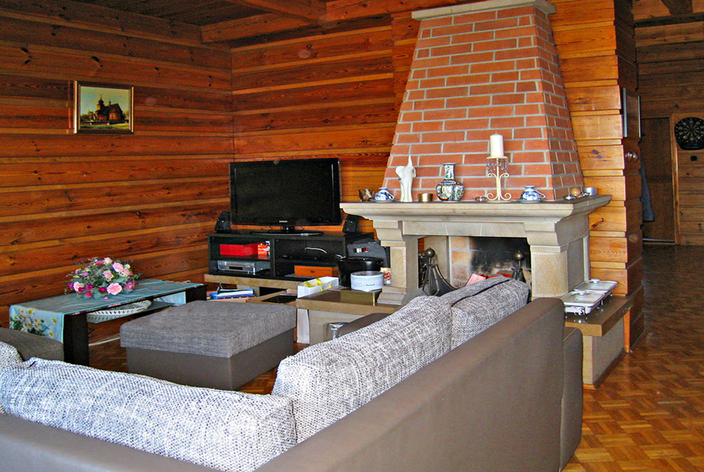 urządzony w klasycznym stylu salon z kominkiem w ekskluzywnej willi do sprzedaży Chrzanów