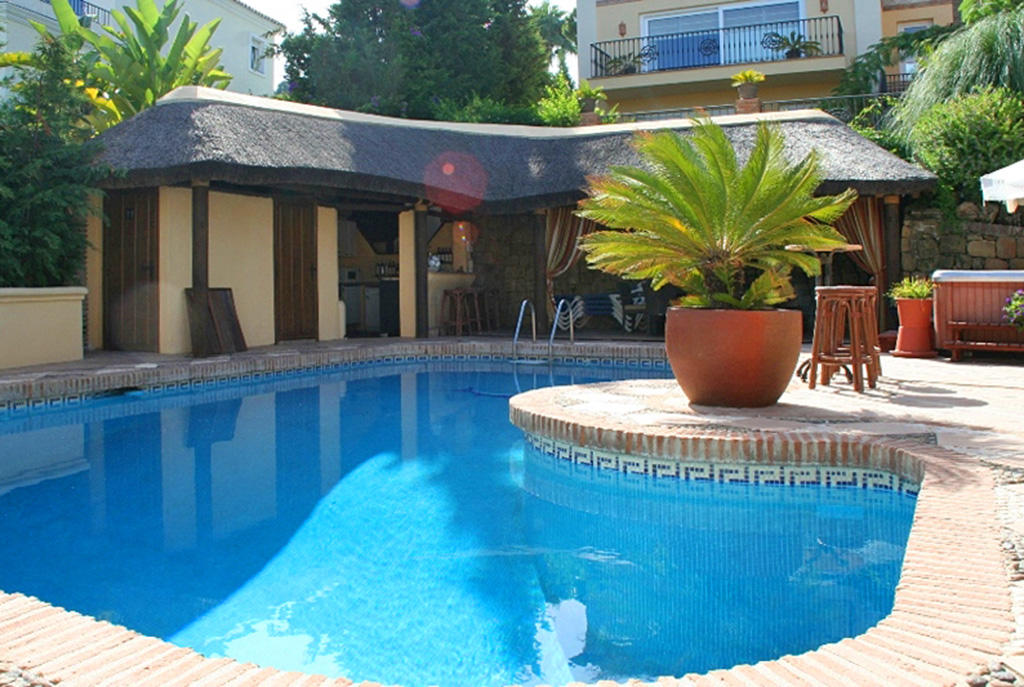 na pierwszym planie basen przy ekskluzywnej willi do sprzedaży Hiszpania (Costa del Sol, Malaga)