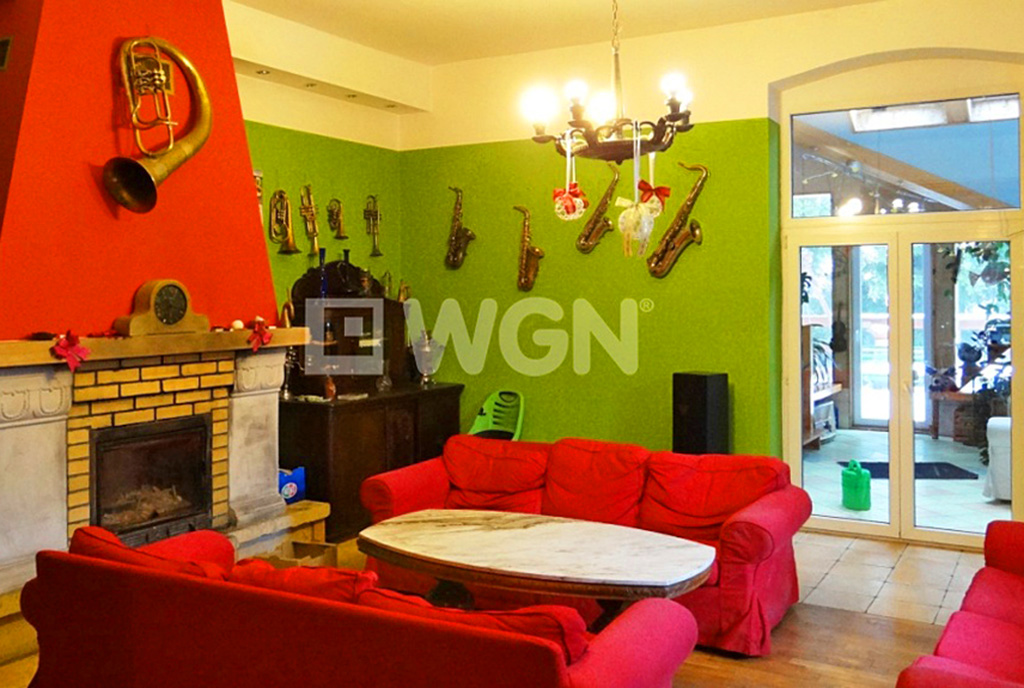 elegancki salon z kominkiem w ekskluzywnej willi na sprzedaż Szklarska Poręba