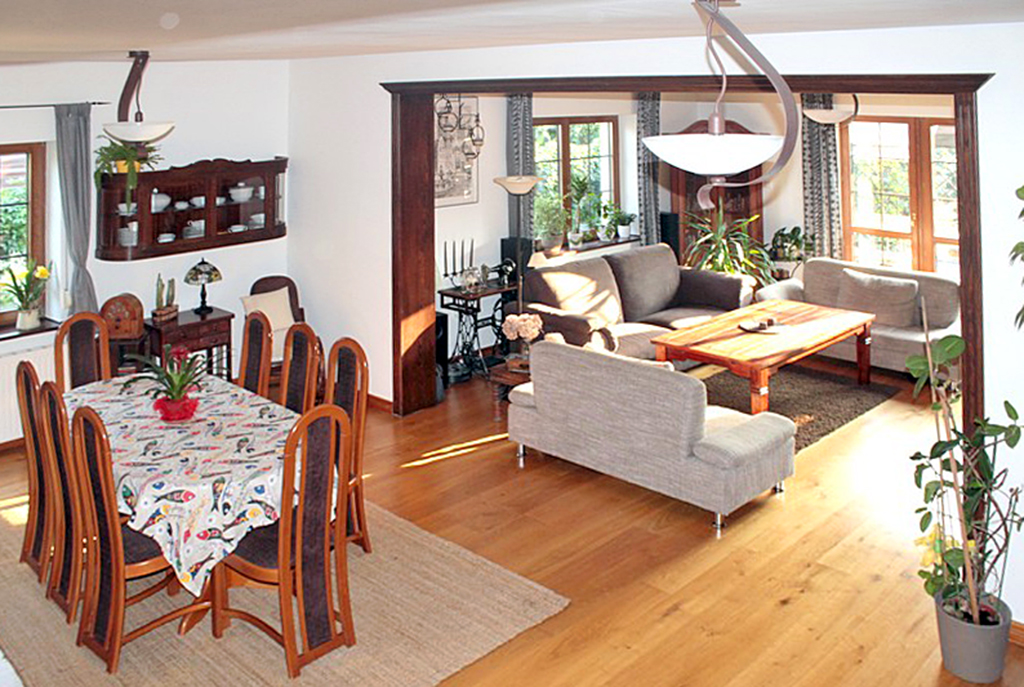 widok z górnej kondygnacji na prestiżowy salon w luksusowej willi na sprzedaż Gdańsk (okolice)