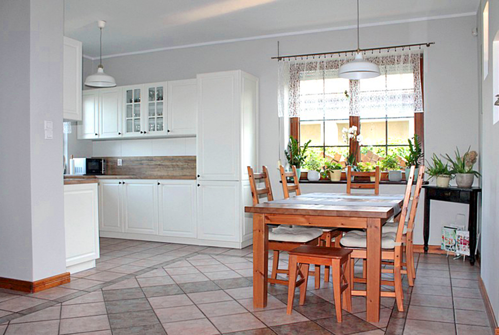 kuchnia w funkcjonalnej zabudowie w luksusowej willi do sprzedaży Gdańsk (okolice)