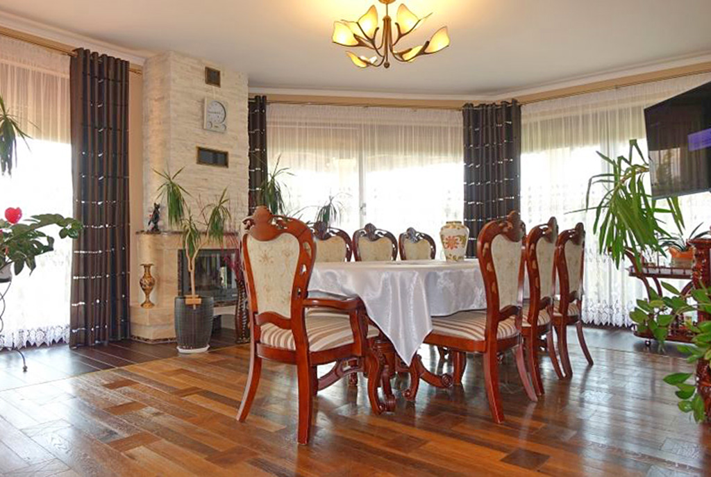 komfortowy salon z kominkiem w ekskluzywnej willi na sprzedaż Toruń (okolice)