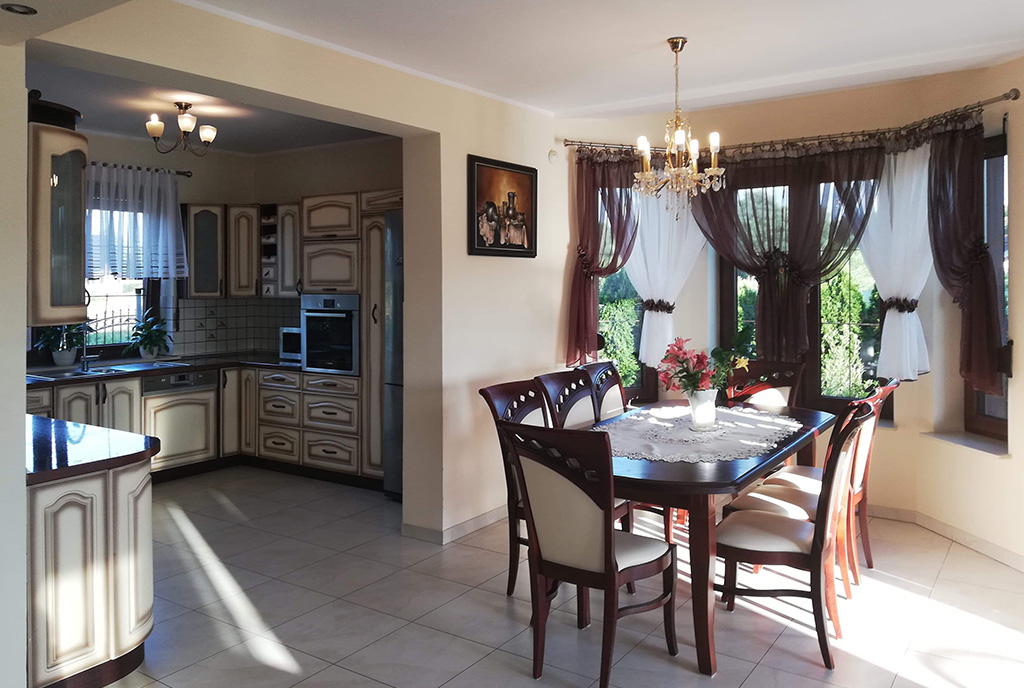 na zdjęciu salon i kominek w luksusowej willi na wynajem Szczecin