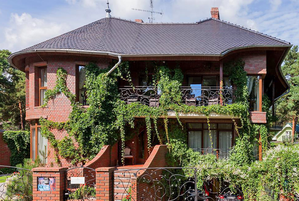widok od strony ulicy na luksusową willę na sprzedaż nad morzem