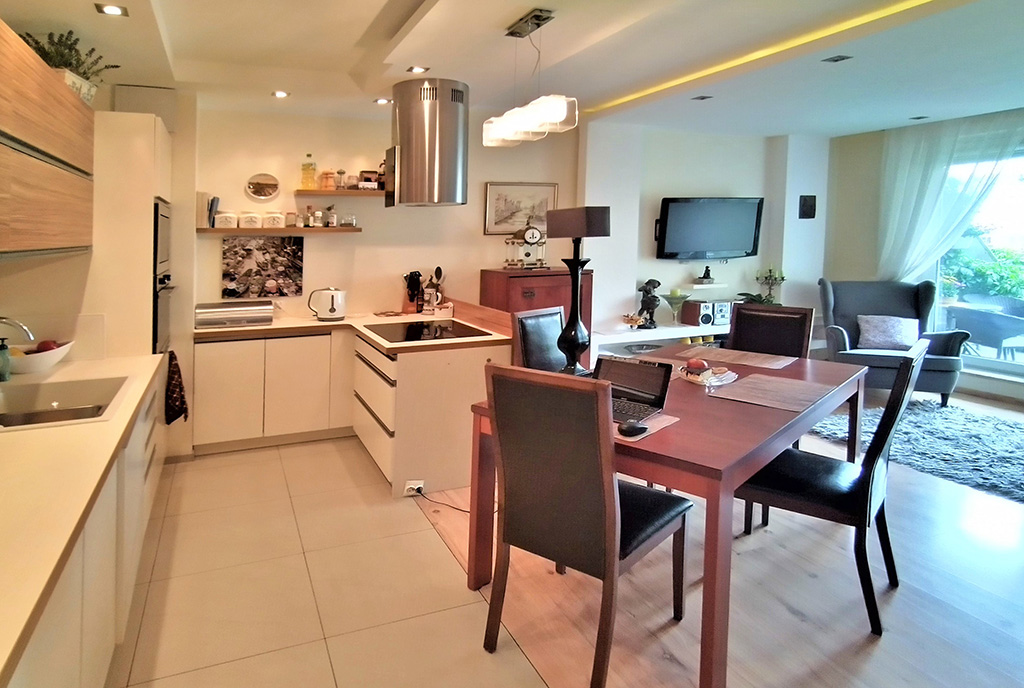 widok od strony jadalni na salon w ekskluzywnym apartamencie na sprzedaż Gdańsk