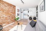 widok z innej perspektywy na komfortowy salon w ekskluzywnym apartamencie na sprzedaż Kalisz (okolice)
