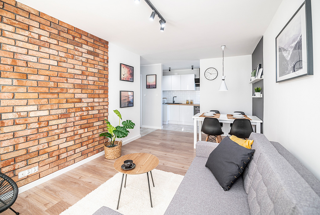 widok z innej perspektywy na komfortowy salon w ekskluzywnym apartamencie na sprzedaż Kalisz (okolice)