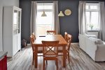 na pierwszym planie jadalnia w luksusowym apartamencie na sprzedaż Kalisz