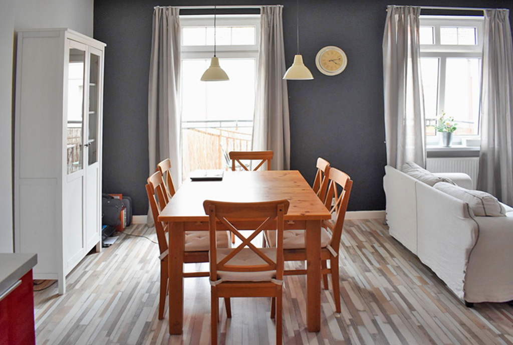 na pierwszym planie jadalnia w luksusowym apartamencie na sprzedaż Kalisz