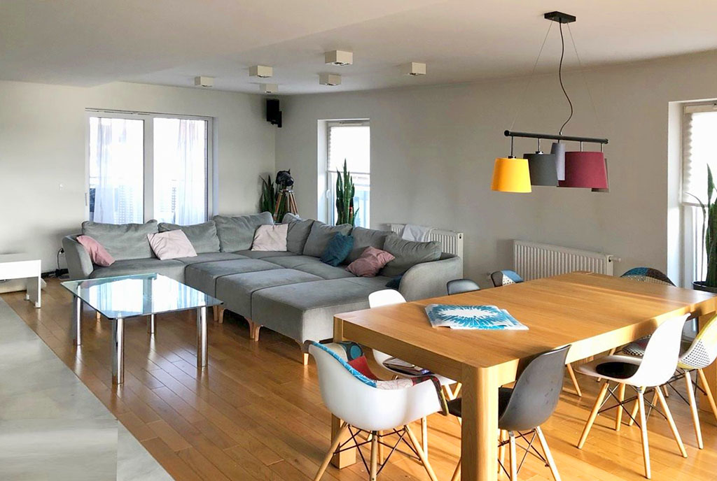 na pierwszym planie jadalnia w luksusowym apartamencie na sprzedaż Katowice
