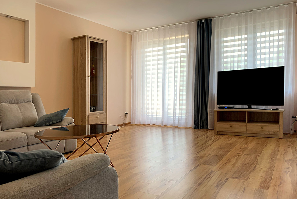 widok z innej perspektywy na komfortowy salon w luksusowym apartamencie na sprzedaż Konin