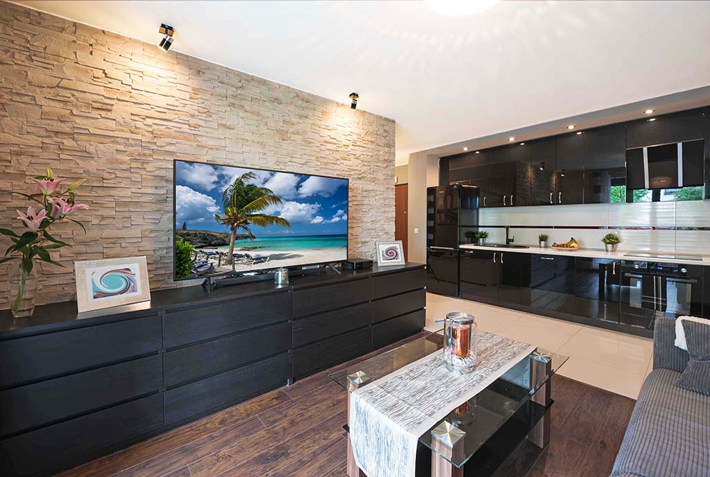 zaprojektowany nowocześnie salon w ekskluzywnym apartamencie do sprzedaży Warszawa (okolice)