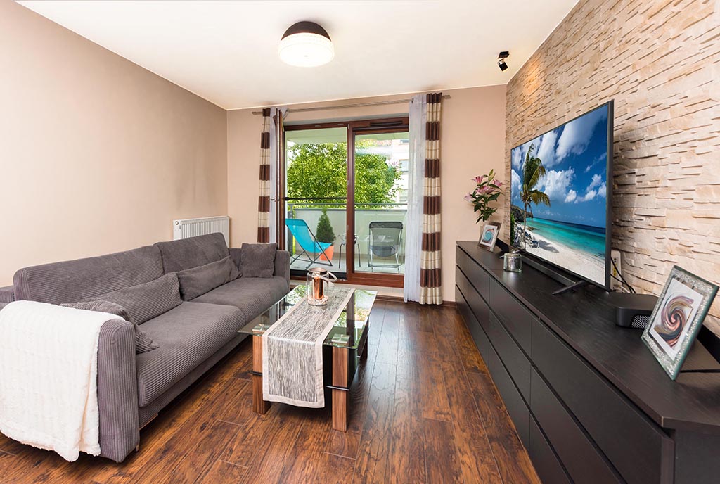 widok z drugiej perspektywy na salon w luksusowym apartamencie na sprzedaż Warszawa (okolice)
