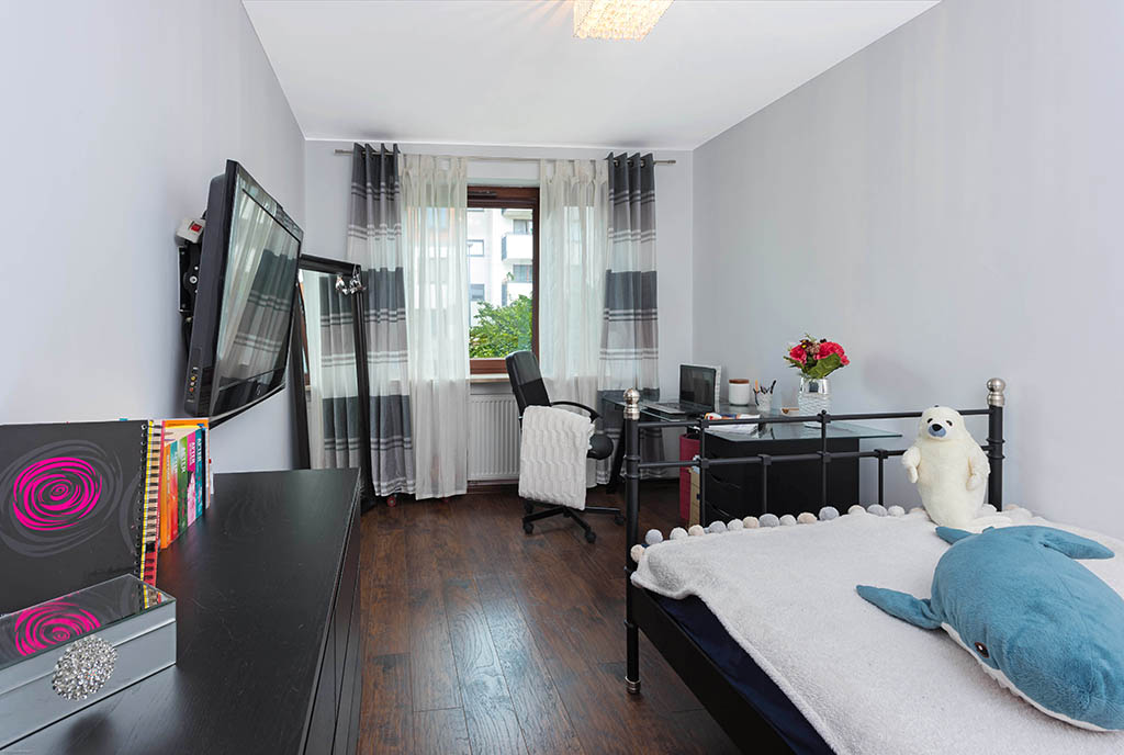 zdjęcie prezentuje pokój dla dziecka w ekskluzywnym apartamencie na sprzedaż Warszawa (okolice)