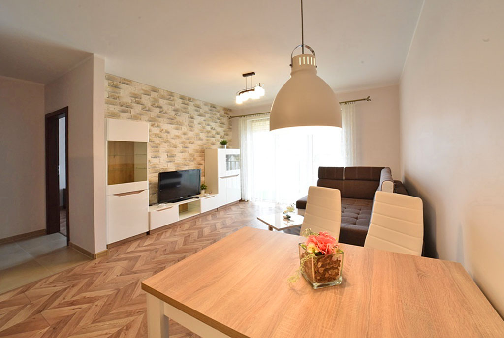 widok od strony jadalni na salon w ekskluzywnym apartamencie do wynajęcia Bolesławiec