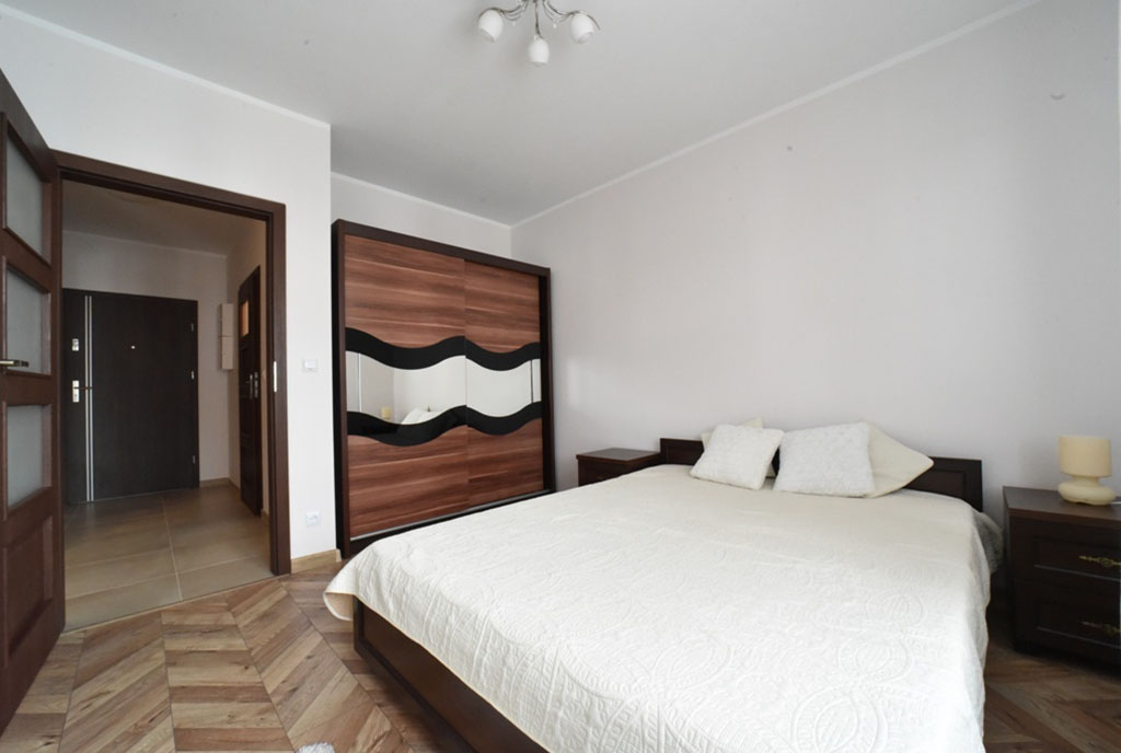 zaciszna sypialnia w luksusowym apartamencie na wynajem Bolesławiec