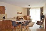 na pierwszym planie jadalnia w luksusowym apartamencie do wynajmu Bolesławiec