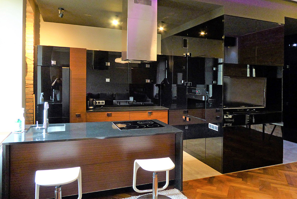 kuchnia w funkcjonalnej zabudowie w luksusowym apartamencie na wynajem Częstochowa