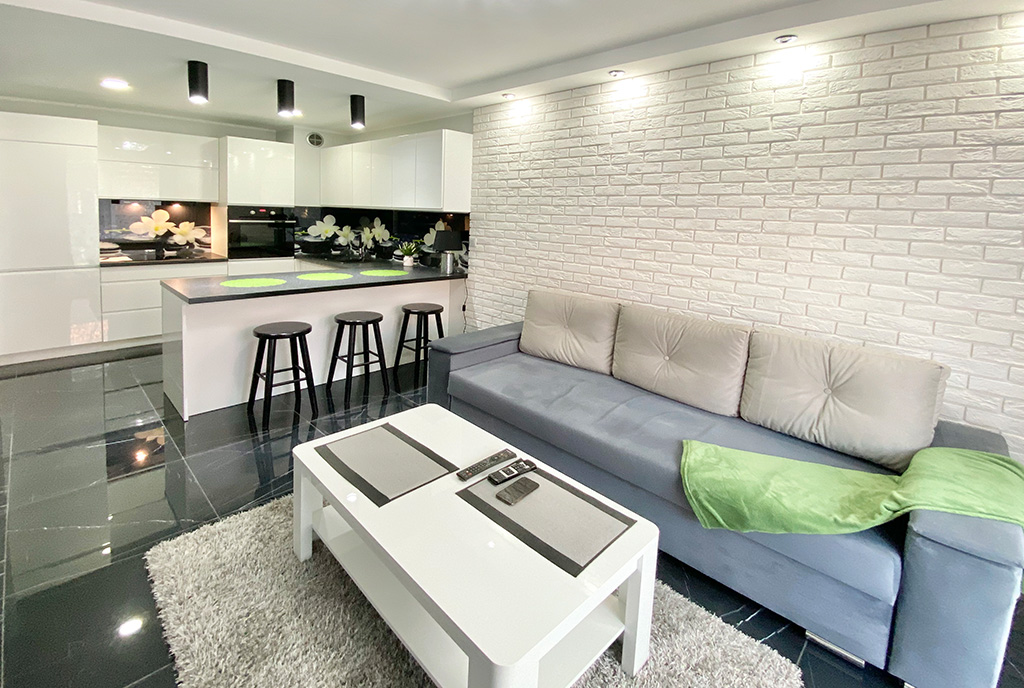 widok z salonu na aneks kuchenny w ekskluzywnym apartmencie do wynajęcia Katowice (okolice)