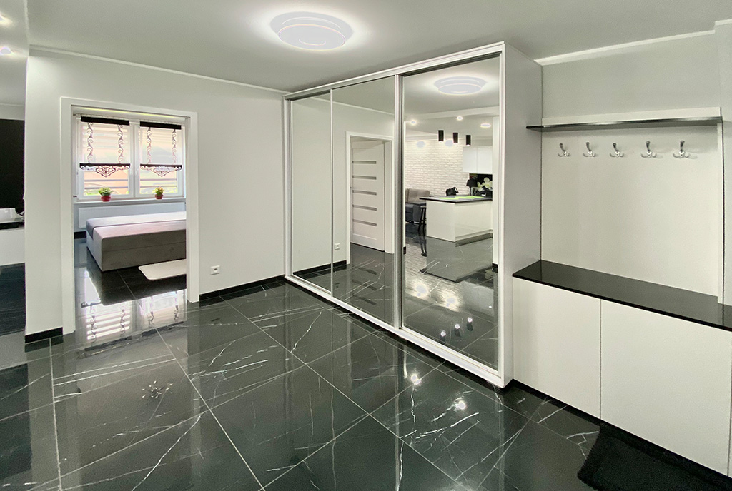 funkcjonalny przedpokój w ekskluzywnym apartamencie na wynajem Katowice (okolice)